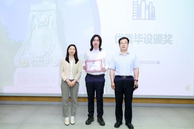 Congratulations to Yu Meng on receiving Outstanding Undergraduate Thesis Award from Tsinghua Xuetang Talent Program (Chemistry)